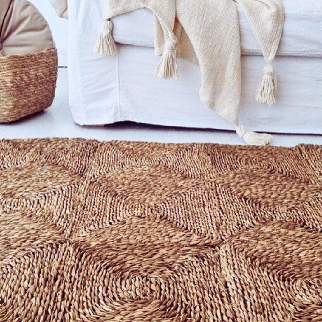 Alfombra en el living con un sofa y una manta. Compra Online