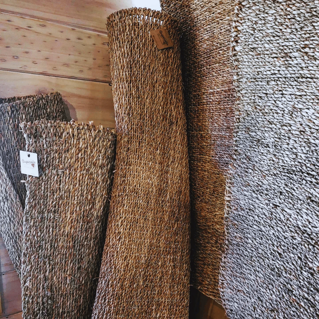 Alfombras de yute enrrolladas y colgadas. Compra online