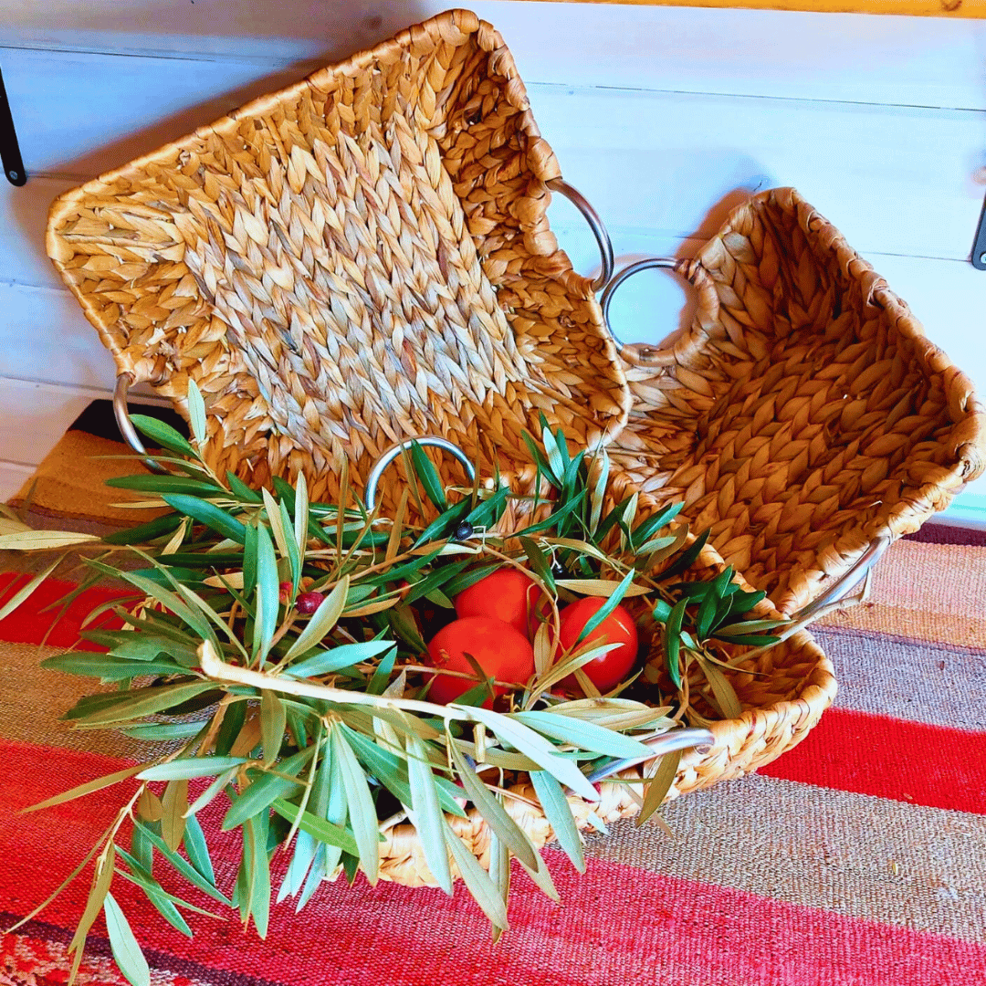 Bandejas Da Lat decorando una mesa rústica