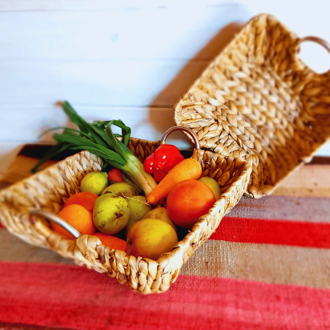 Bandejas cuadradas Da Lat de fibra natural de jacinto de agua sobre mesa