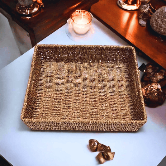 Bandeja rectangular Halong grande de fibra natural de seagrass sobre mesa