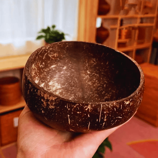 Textura interior de cuenco de coco pulido con aceite orgánico.