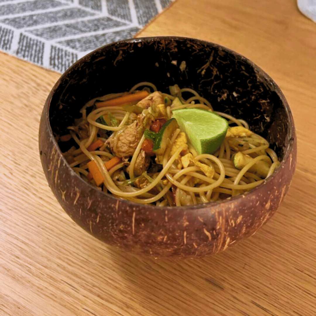 Bowl de coco natural hecho a mano con pad thai
