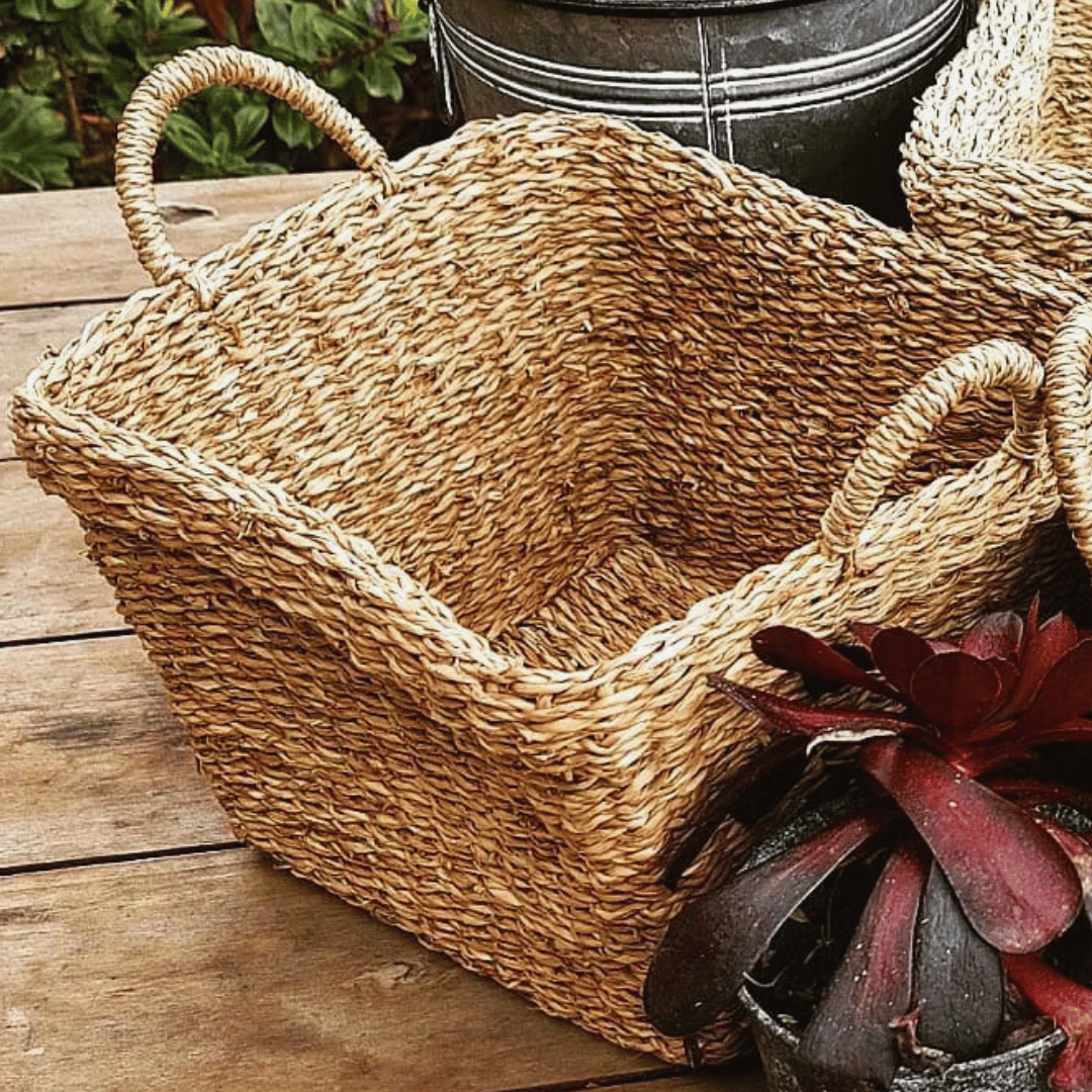 Detalle del tejido de hierba marina y manilla del canasto Con Dao