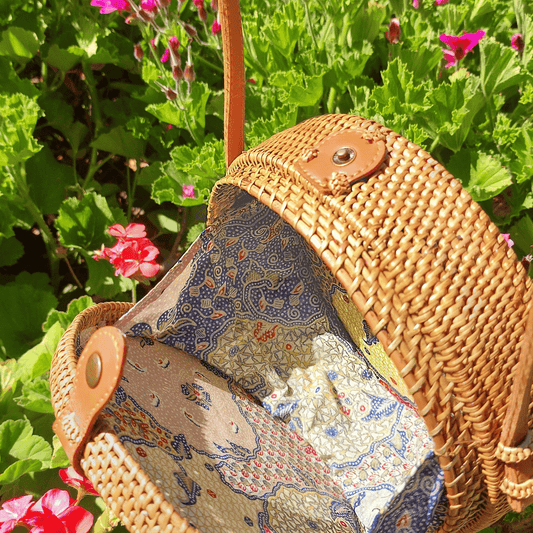 Interior de cartera de ratán con forro de tela Batik colorida