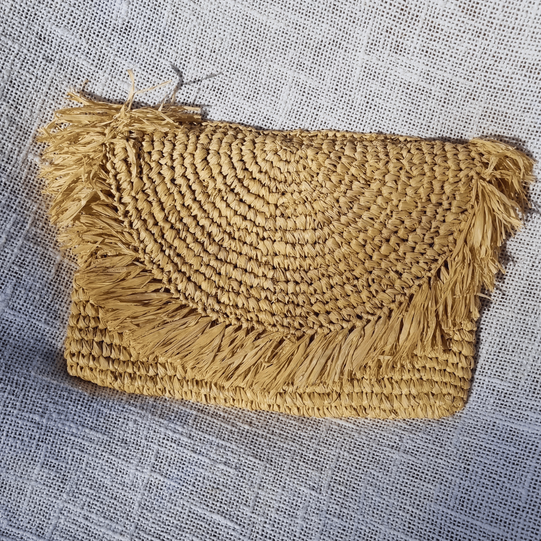 Cartera de mano clutch Kuta de rafia natural con flecos estilo boho, una manta Medan Blanco de fondo