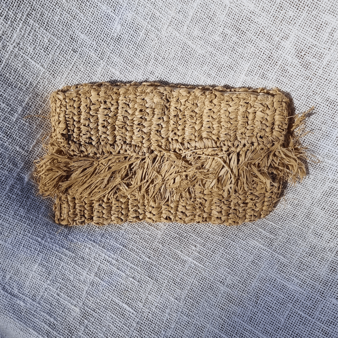 Cartera de mano clutch Kuta de rafia natural con flecos estilo boho, fondo manta Medan Blanco