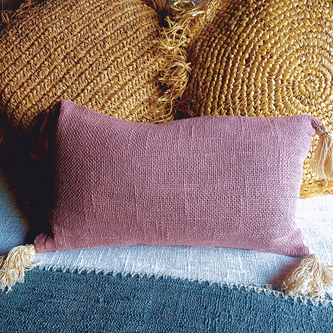 Cojín Kapas rectangular de algodón color lila estilo boho.