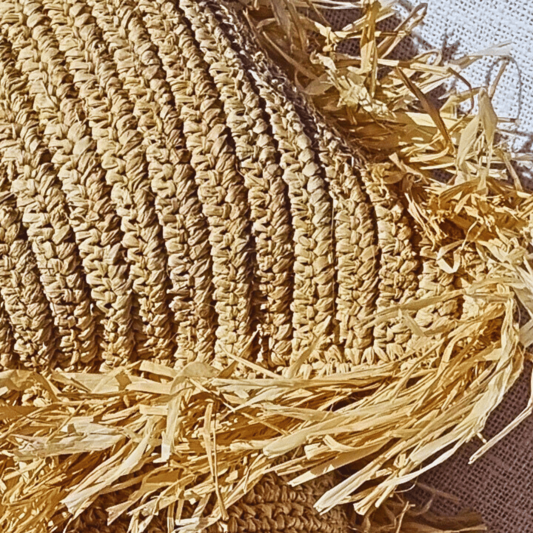 Detalles de Cojín Balangan cuadrado de rafia natural estilo boho.