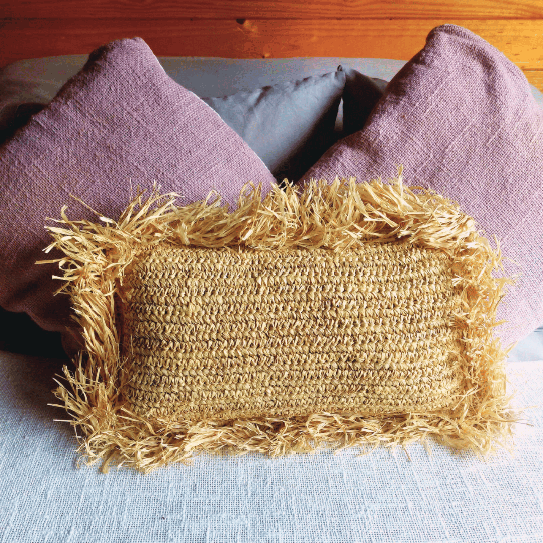 Cojín Balangan rectangular estilo boho sobre cama.