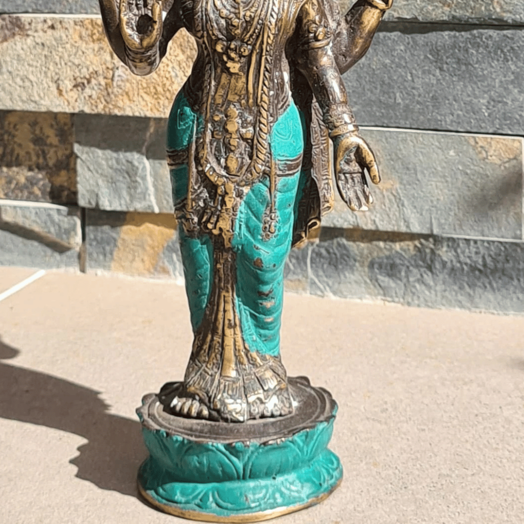 Figura de bronce de la diosa hindú Lakshmi, detalles de su parte inferior