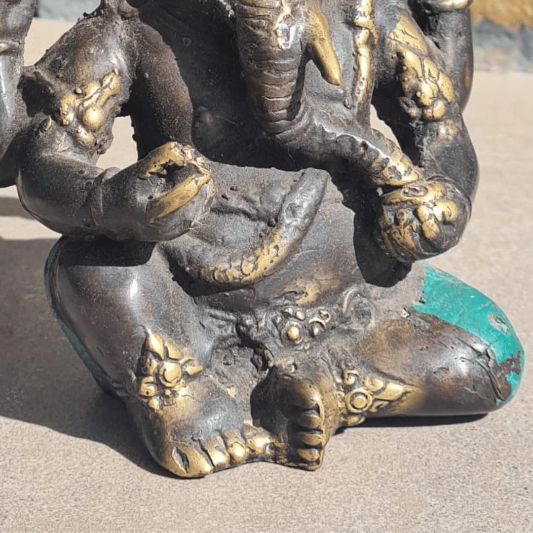 Figura de bronce de la deidad hindú Ganesha sentado, detalles parte inferior
