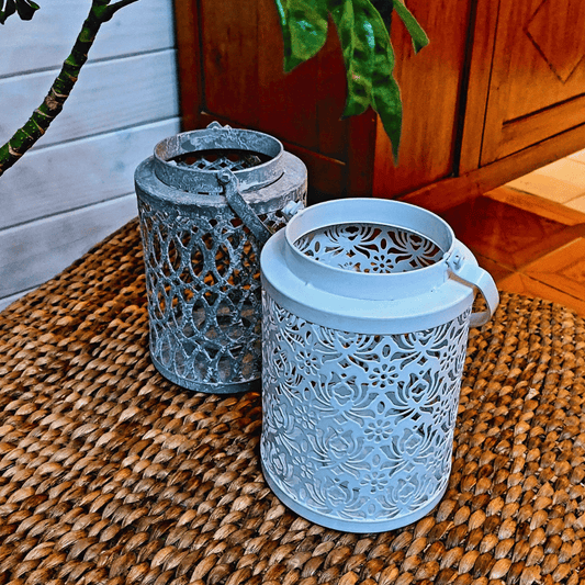 Fanales decorativos metálicos estilo vintage sobre mesa rústica.