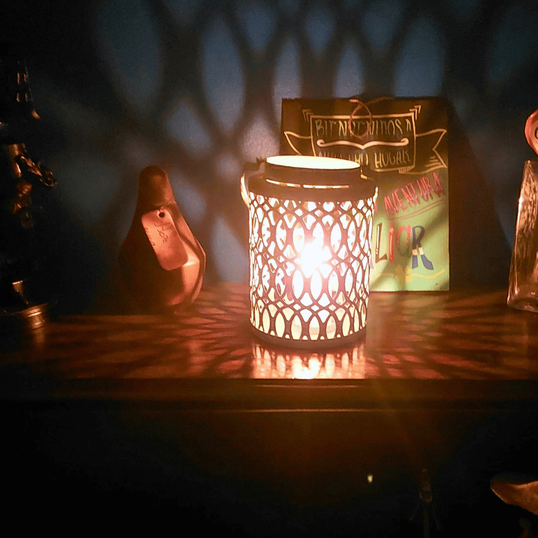 Fanal vintage iluminando una mesa por la noche.