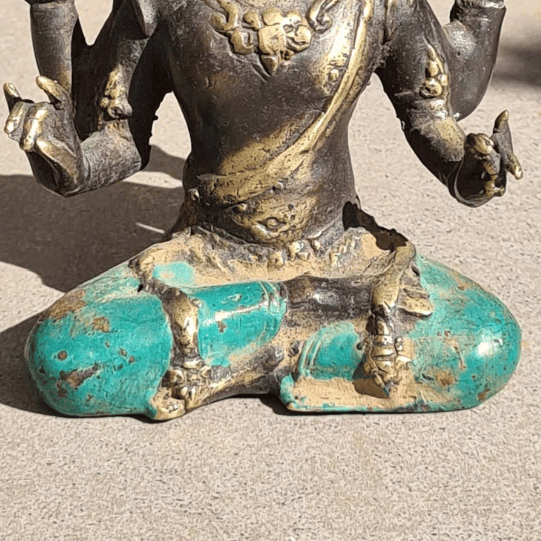 Detalle de los atributos de la estatua de Brahma en bronce, parte inferior