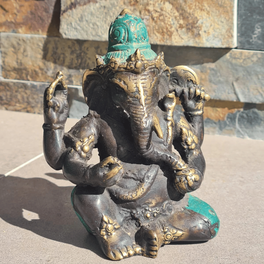 Figura de bronce de la deidad hindú Ganesha sentado