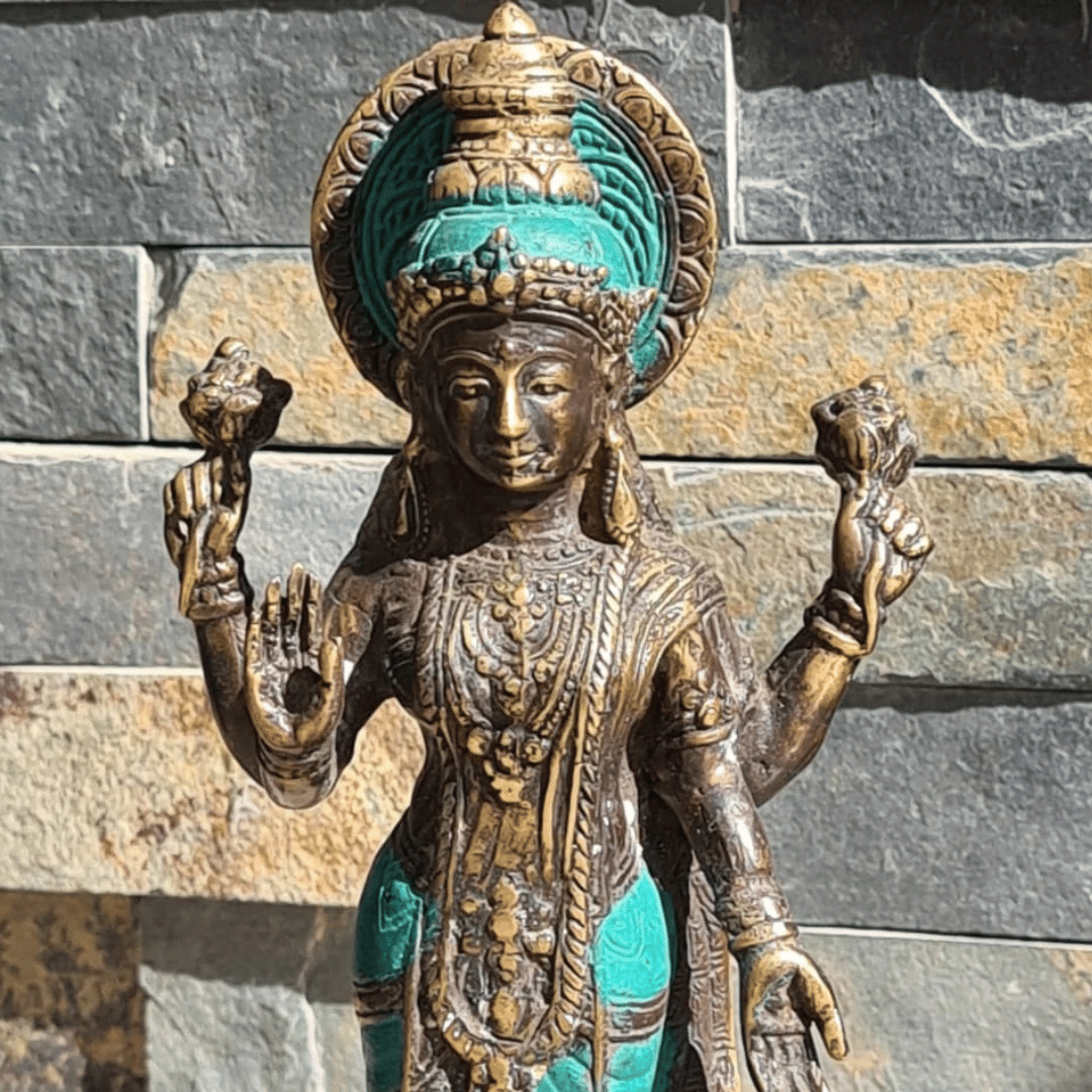 Figura de bronce de la diosa hindú Lakshmi, detalles de su parte superior