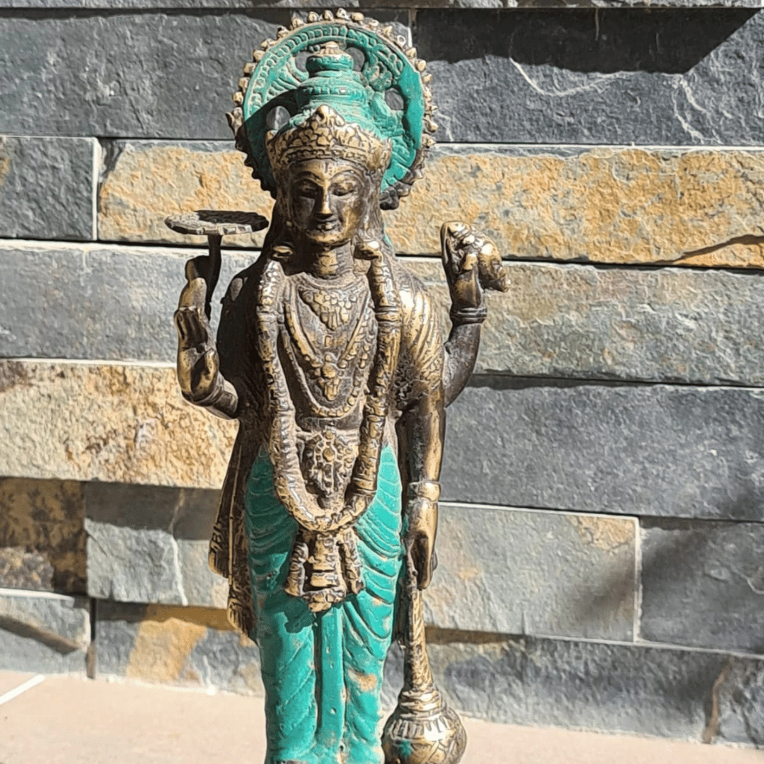 Figura de bronce de la deidad hindú Vishnu de pie con sus atributos
