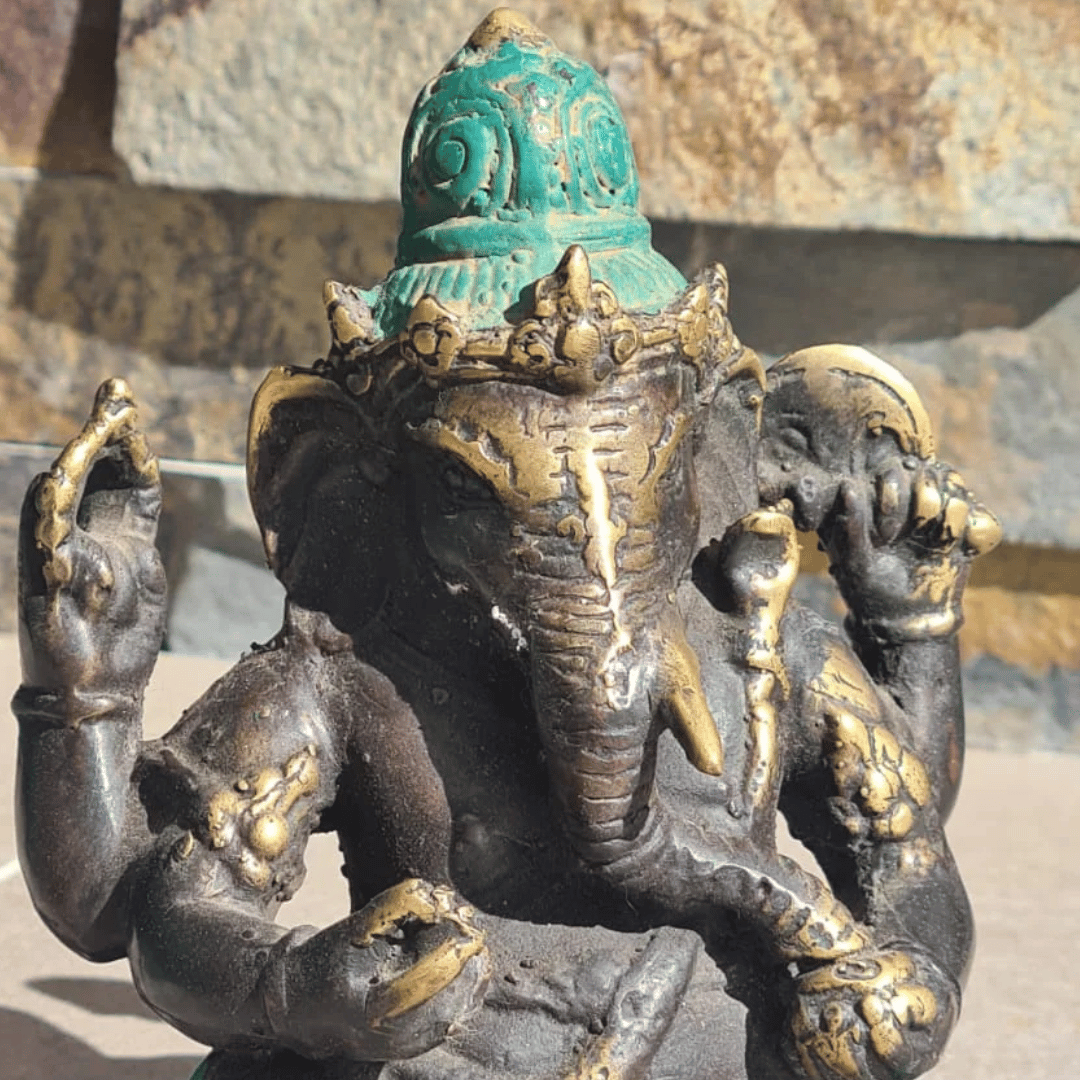 Figura de bronce de la deidad hindú Ganesha sentado, detalles parte superior