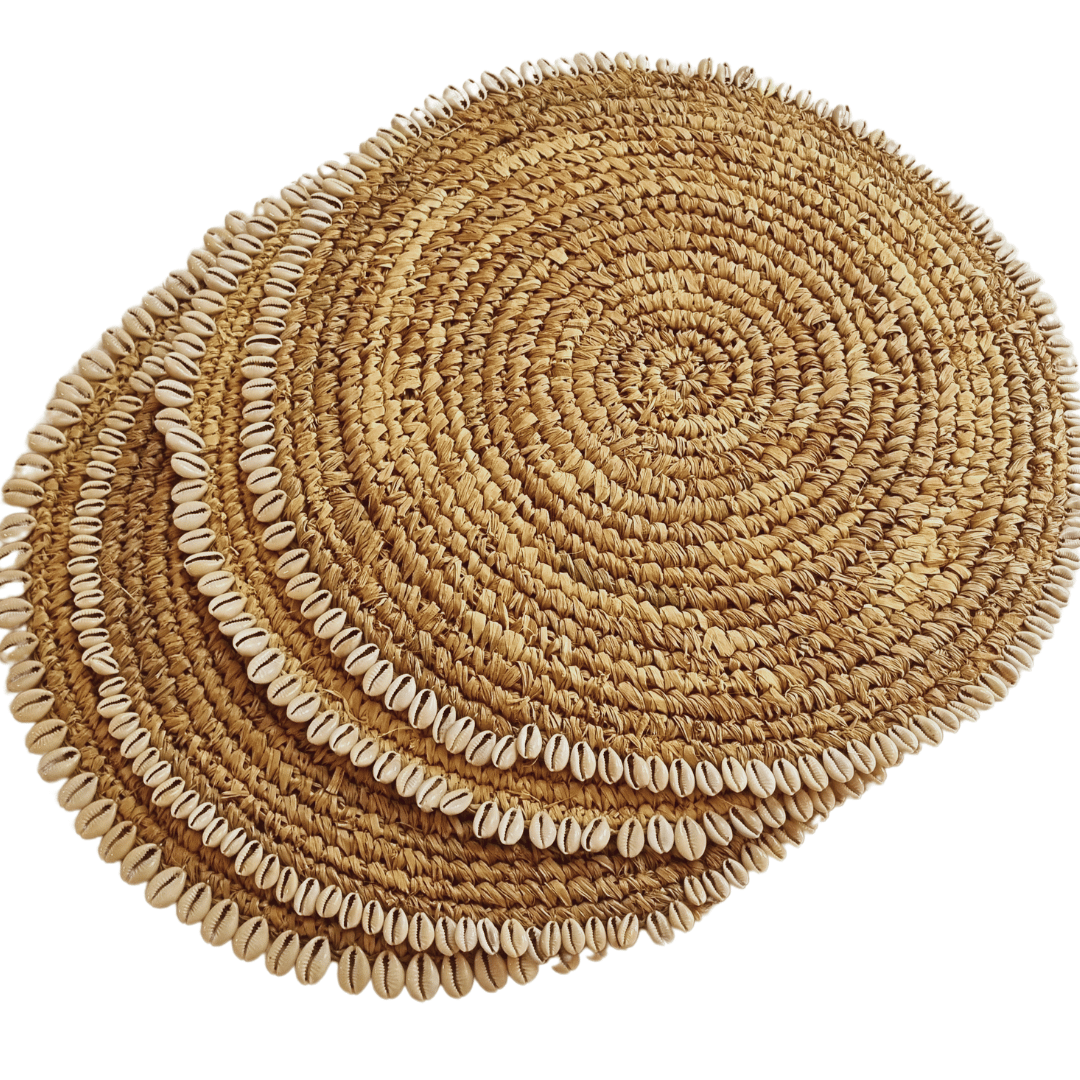 Individuales redondos de rafia y conchitas para cena playera.