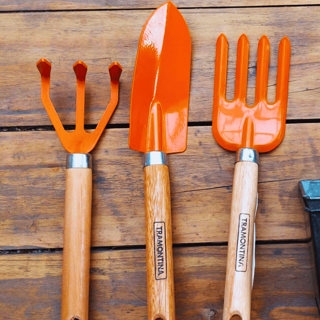 Set de jardinería 3 piezas, fabricadas en acero carbono con mango de madera