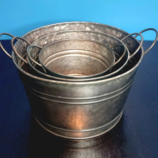 Set de tres maceteros metálicos redondos con manilla, diferentes tamaños, para plantas