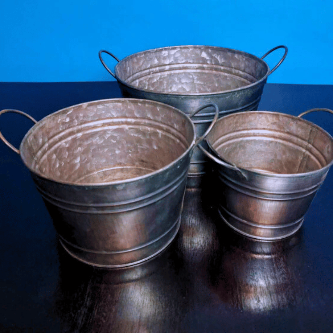 Set de tres maceteros metálicos redondos con manilla
