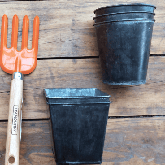 Conjunto de maceteros metálicos pequeños, forma cuadrada y redonda, para plantas