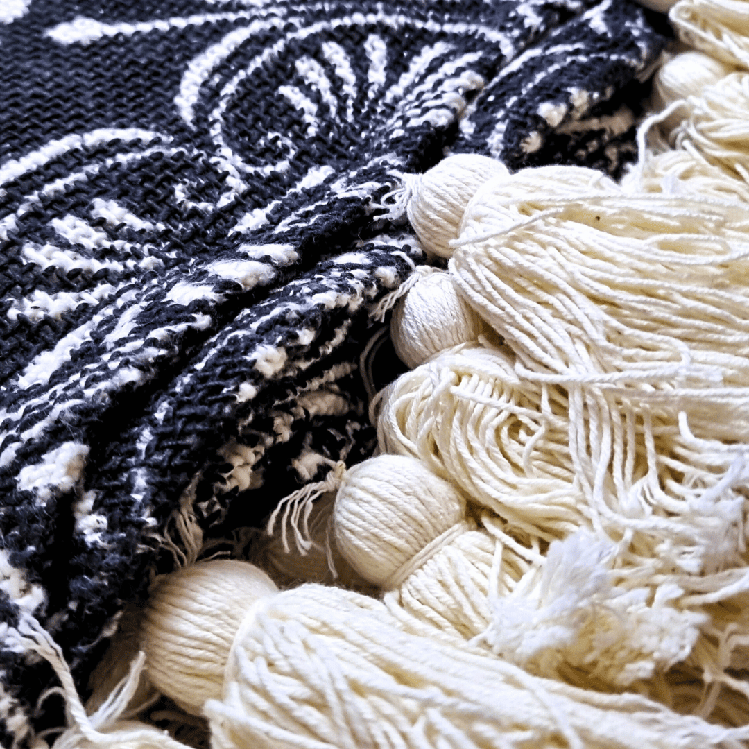 Manta Nihiwatu de algodón grande tejida a mano en Bali estilo boho sobre cama.