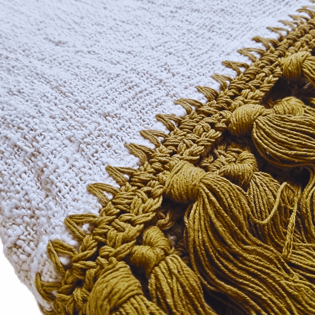 Manta Padang de algodón color café con pompones.