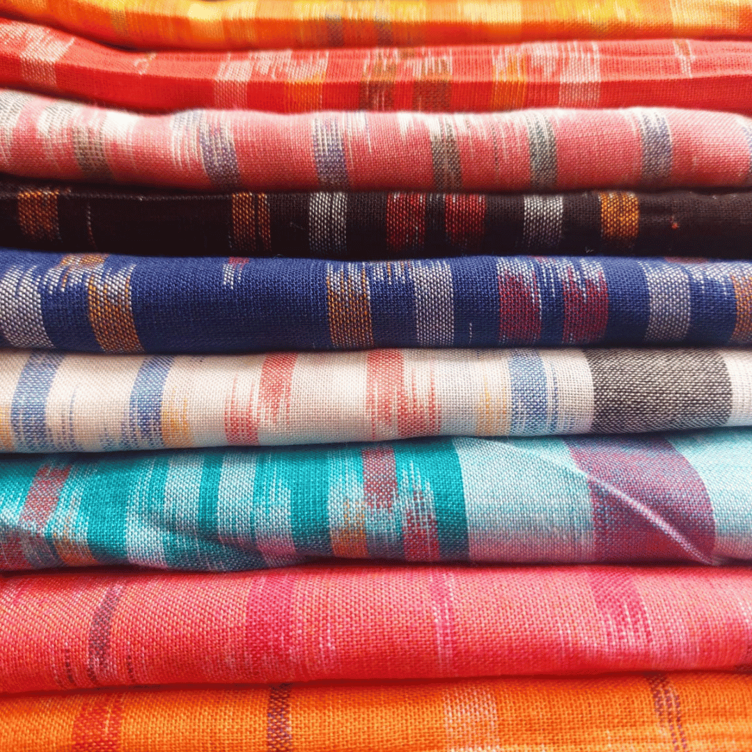 Pila de pareo diseño batik de distintos colores