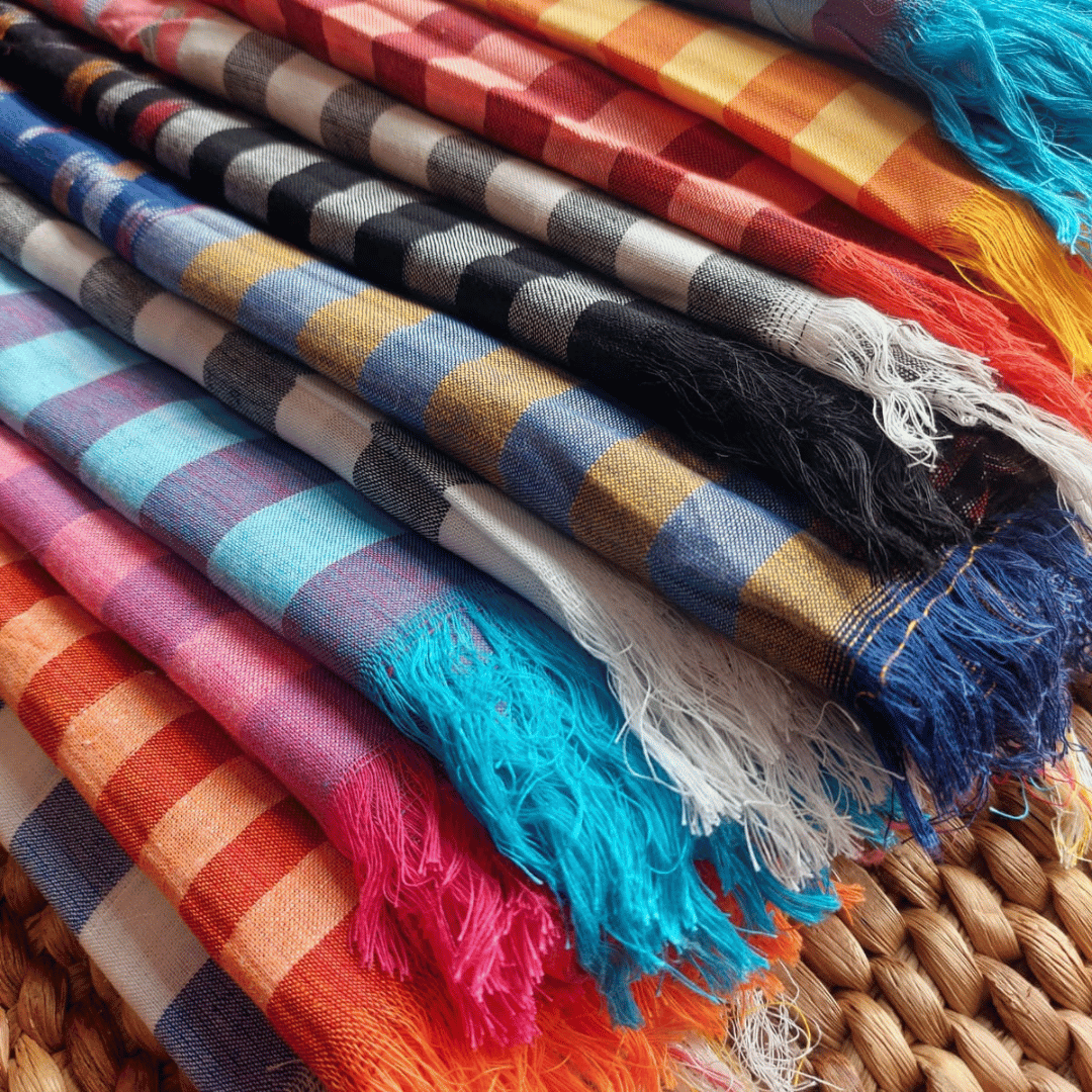 Vista de los detalles y colores de los pareos batik