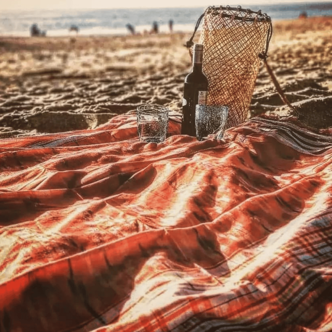 Pareo batik extendido sobre la arena en la playa