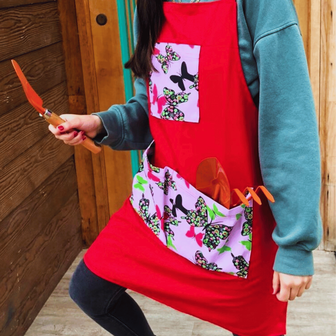 Persona usando delantal de jardinería mientras trabaja en el jardín