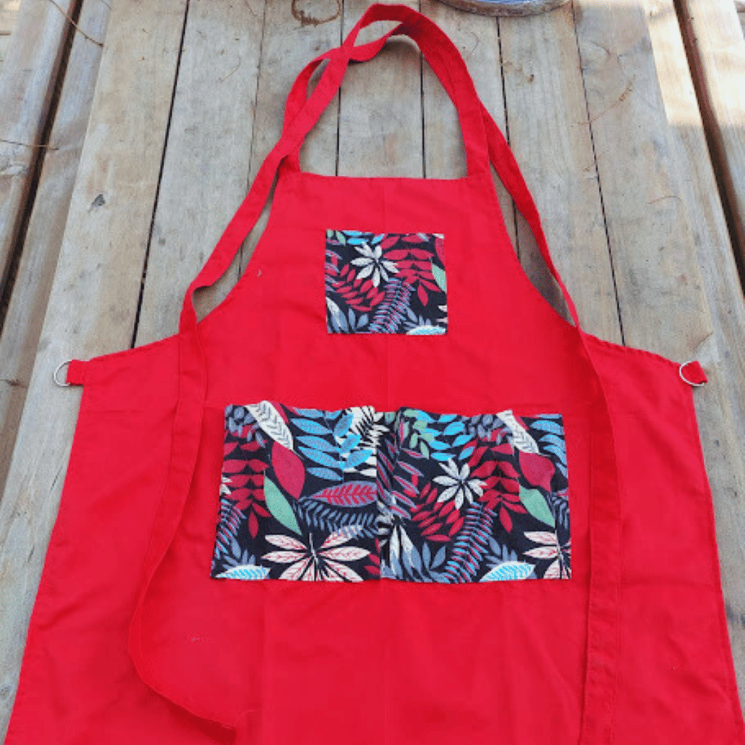 Delantal de gabardina y loneta color rojo con tres bolsillos