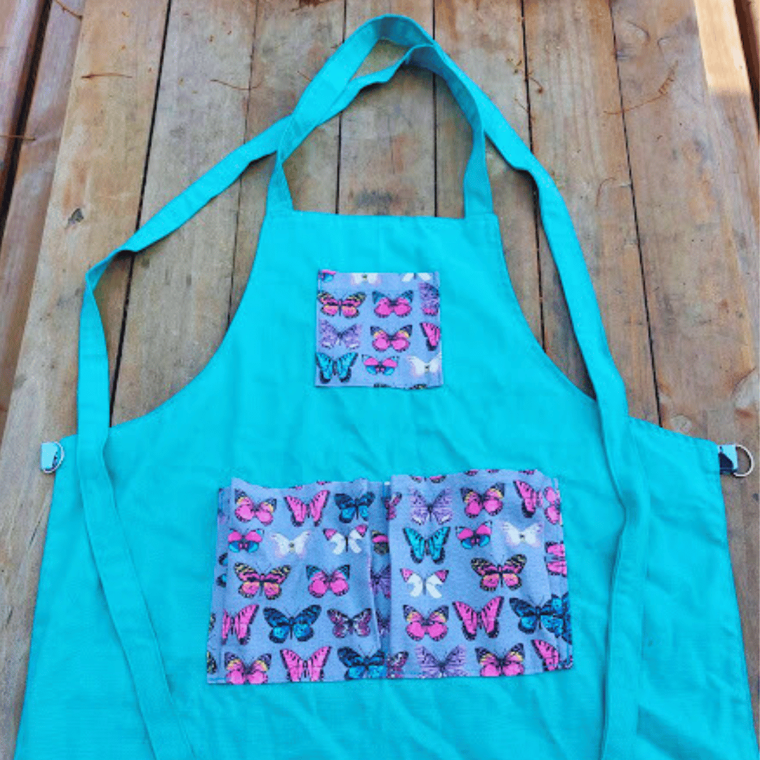 Delantal de gabardina y loneta color verde con tres bolsillos