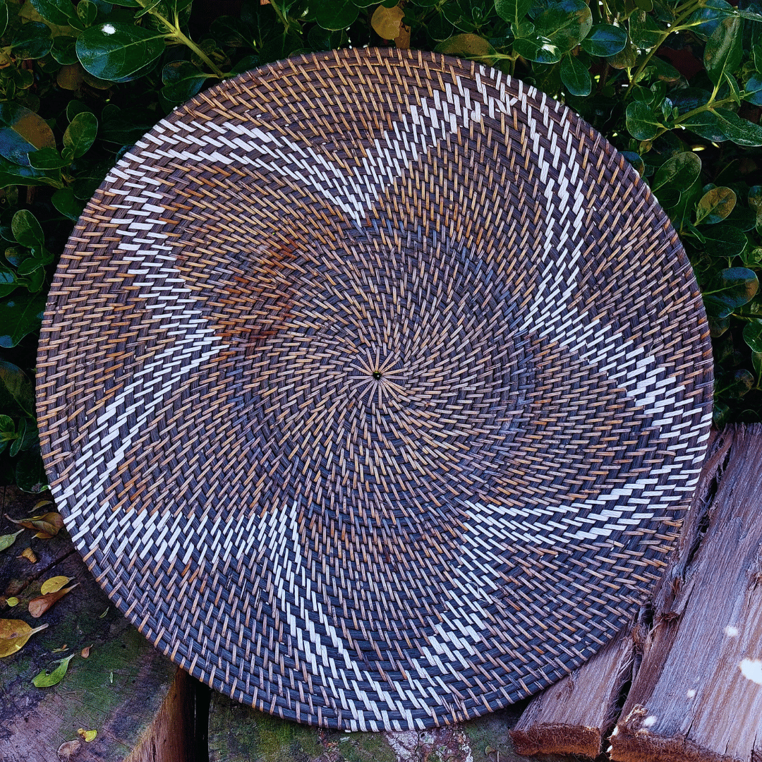 Detalle del tejido artesanal del plato de ratán grande de 50cm flor blanca