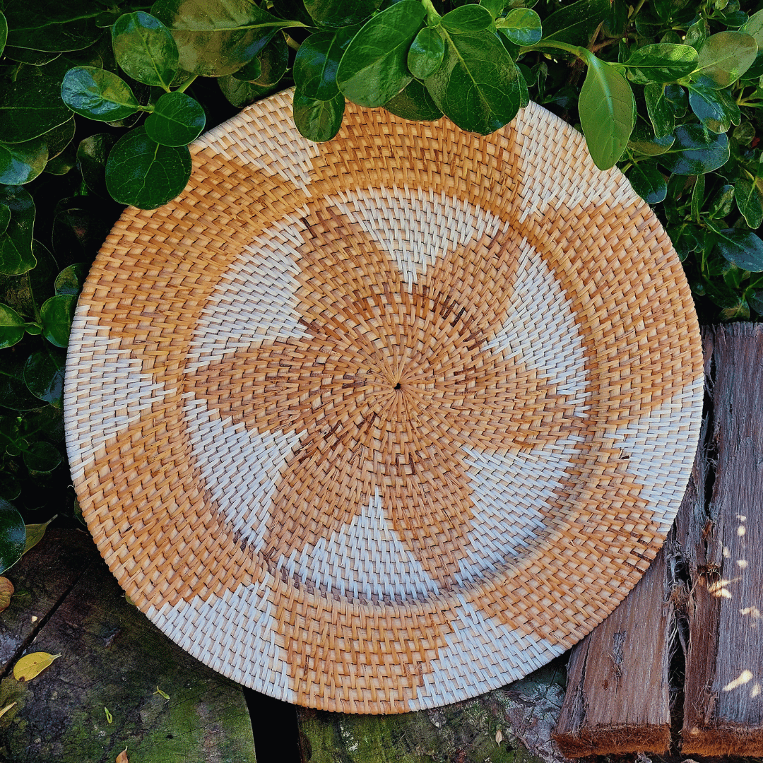 Plato decorativo redondo grande de ratán tejido a mano estilo boho de 40cm detalle flor