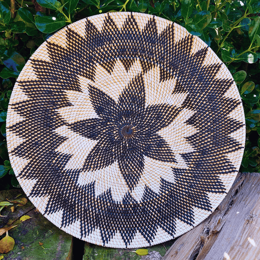 Detalle del tejido artesanal del plato de ratán grande de 50cm. Flor negra