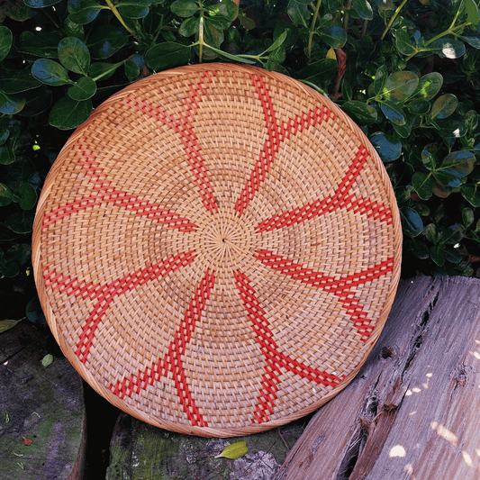Plato decorativo redondo grande de ratán tejido a mano estilo boho de 40cm detalle rojo