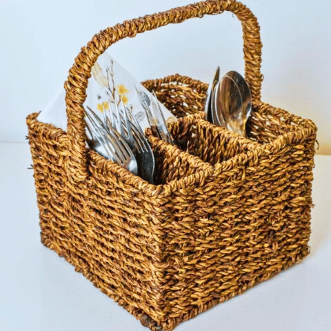 Portacubiertos Hoi An de fibra natural seagrass con cubiertos en su interior