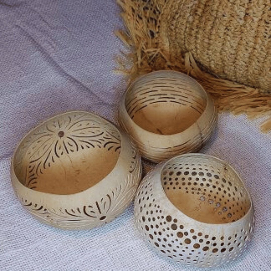 Portavela de cáscara de coco tallado a mano con diseños estilo boho.
