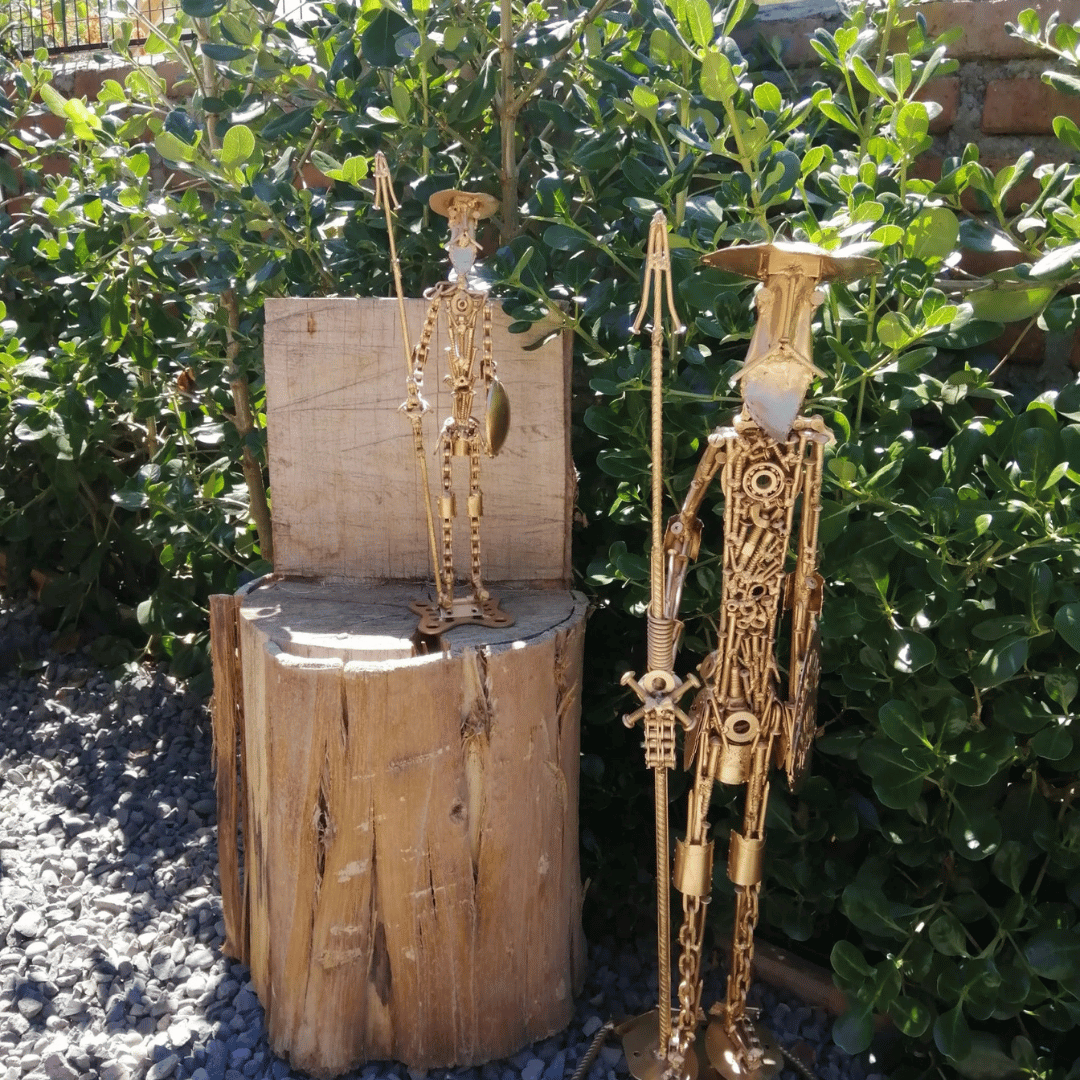 Figuras de Don Quijote hecha con metales reciclados en el patio