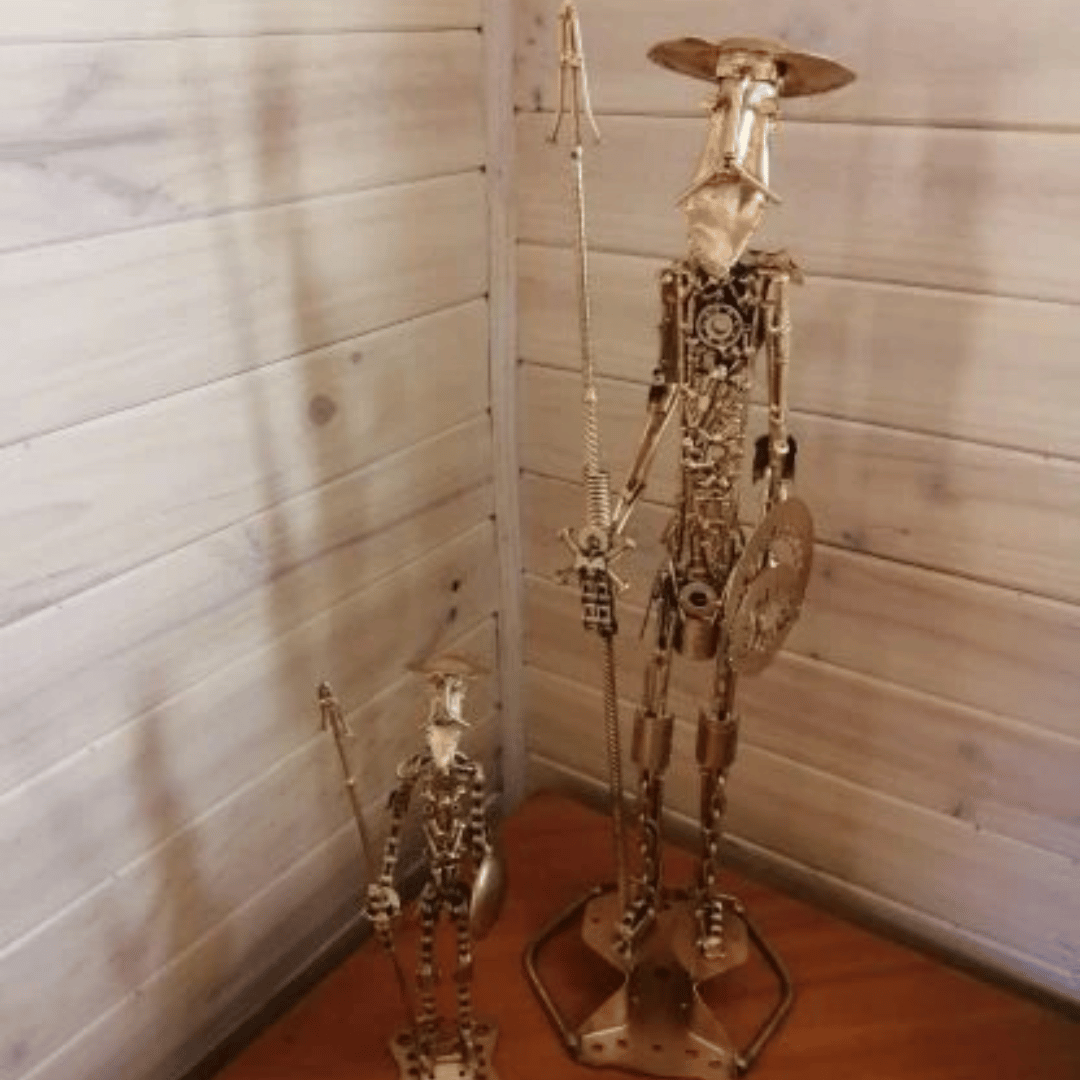 Figuras de Don Quijote hecha con metales reciclados