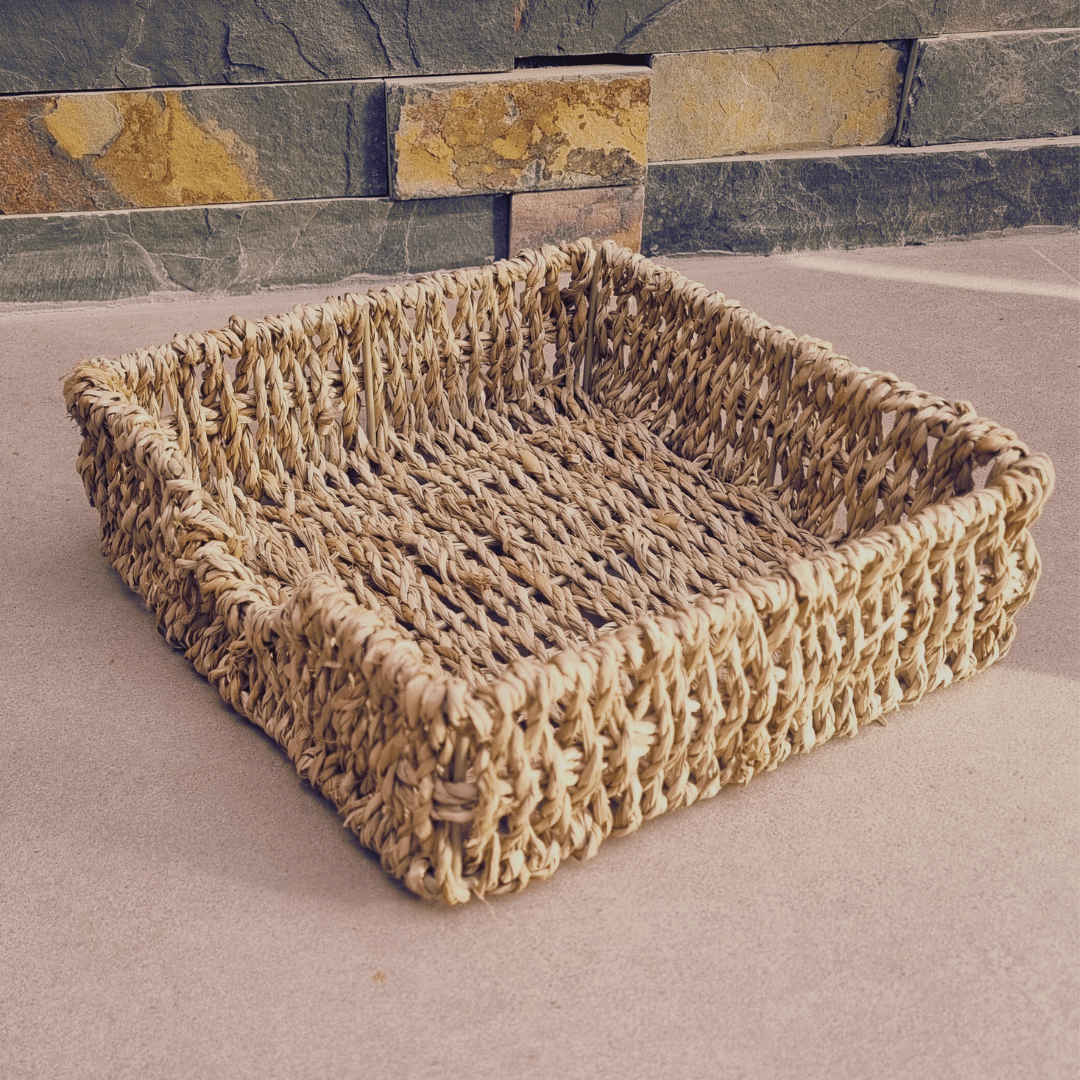 Servilletero Cu Chi de fibra natural seagrass con servilletas de tela sobre mesa