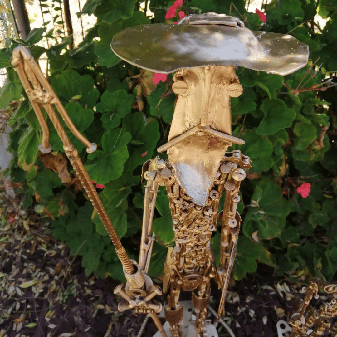 Detalle de cadenas y tuercas en figura de Quijote reciclado